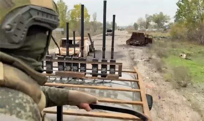 Mision humanitar në Olesk, konvoji me ndihma hyn në qytet pas marrëveshjes për armëpushim Ukrainë-Rusi