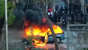 “Mitraloz” fishekzjarresh kundër policisë, çfarë është pajisja e rrezikshme që u përdor në protestën e Tiranës dhe si rrezikoi jetën e efektivëve! (VIDEO)