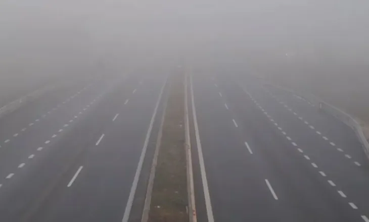 Mjegull e dendur në aksin Thumanë-Rinas, vështirësohet qarkullimi i automjeteve