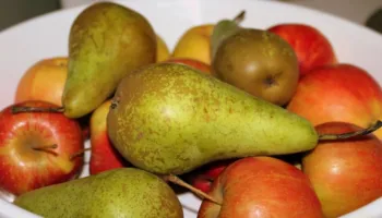Mollët apo dardhat? Cili frut ndihmon më shumë në kontrollin e sheqerit në gjak