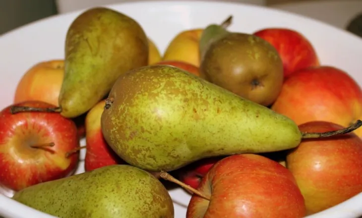 Mollët apo dardhat? Cili frut ndihmon më shumë në kontrollin e sheqerit në gjak