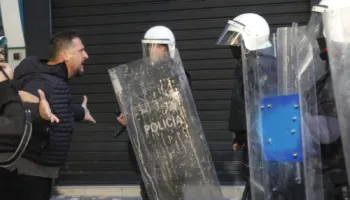 Molotovë dhe gurë drejt Kryeministrisë, policia mbulon Bulevardin me gaz lotsjellës