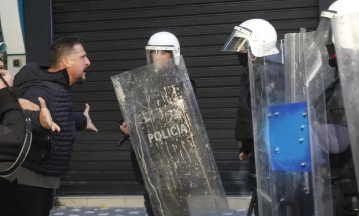 Molotovë dhe gurë drejt Kryeministrisë, policia mbulon Bulevardin me gaz lotsjellës