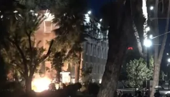 Molotovë drejt Kuvendit dhe Kryeministrisë, tensionet shpërthejnë në mbrëmje