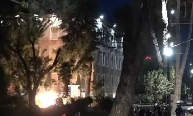 Molotovë drejt Kuvendit dhe Kryeministrisë, tensionet shpërthejnë në mbrëmje