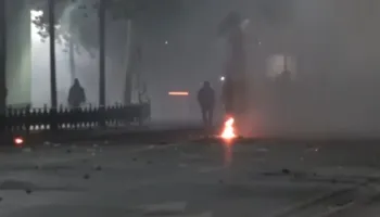 Molotovë drejt policisë, protesta zhvendoset pranë Parlamentit