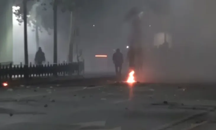 Molotovë drejt policisë, protesta zhvendoset pranë Parlamentit