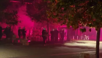 Molotovë drejt selisë së PS-së, policia përdor gaz lotsjellës ndaj protestuesve