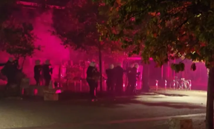 Molotovë drejt selisë së PS-së, policia përdor gaz lotsjellës ndaj protestuesve