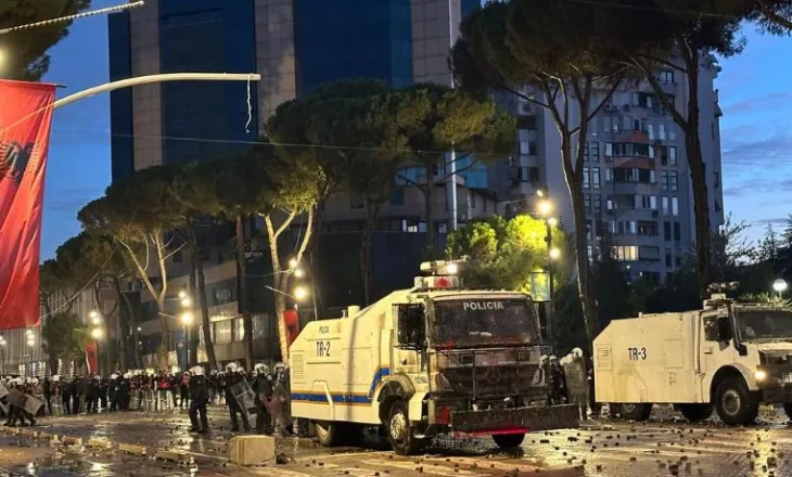 “Molotovë, gaz lotsjellës, plumba gome dhe flakë”, DW: Përplasjet në ditën e pestë të protestës, më të ashprat! Dhjetëra të lënduar
