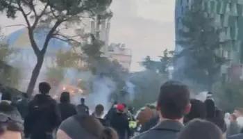 Molotovët ndezin flakët pranë selisë së PS-së, policia krijon perimetër sigurie rreth godinës