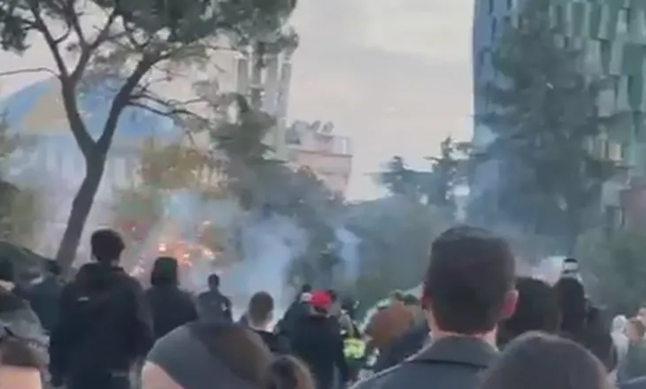 Molotovët ndezin flakët pranë selisë së PS-së, policia krijon perimetër sigurie rreth godinës