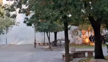 Momente paniku/ Merr flakë efektivi pas hedhjes së molotovëve nga protestuesit, kolegët vrapojnë për ta shpëtuar!