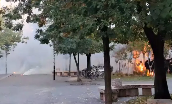 Momente paniku/ Merr flakë efektivi pas hedhjes së molotovëve nga protestuesit, kolegët vrapojnë për ta shpëtuar!