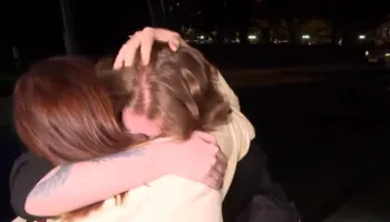 Momente prekëse në Spanjë, i riu ribashkohet me familjen pas aksidentit hekurudhor (VIDEO)