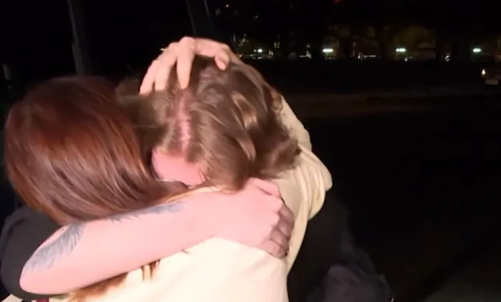 Momente prekëse në Spanjë, i riu ribashkohet me familjen pas aksidentit hekurudhor (VIDEO)