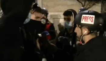 Momente qetësie në bulevardin përpara Kryeministrisë, protestuesi tregon marrëveshjen me efektivët!