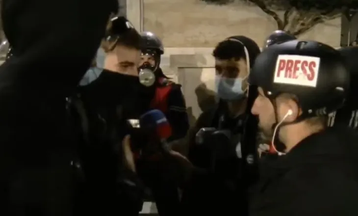 Momente qetësie në bulevardin përpara Kryeministrisë, protestuesi tregon marrëveshjen me efektivët!