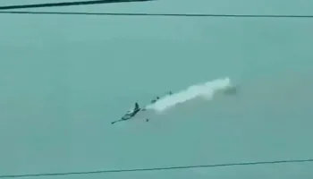 Momenti kur dy avionë ushtarakë përplasen në ajër gjatë stërvitjes në Filipine, humbin jetën 4 pilotë (VIDEO)