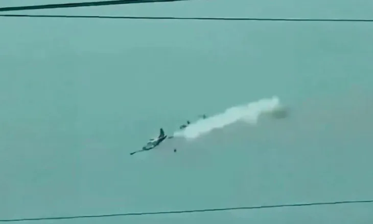 Momenti kur dy avionë ushtarakë përplasen në ajër gjatë stërvitjes në Filipine, humbin jetën 4 pilotë (VIDEO)