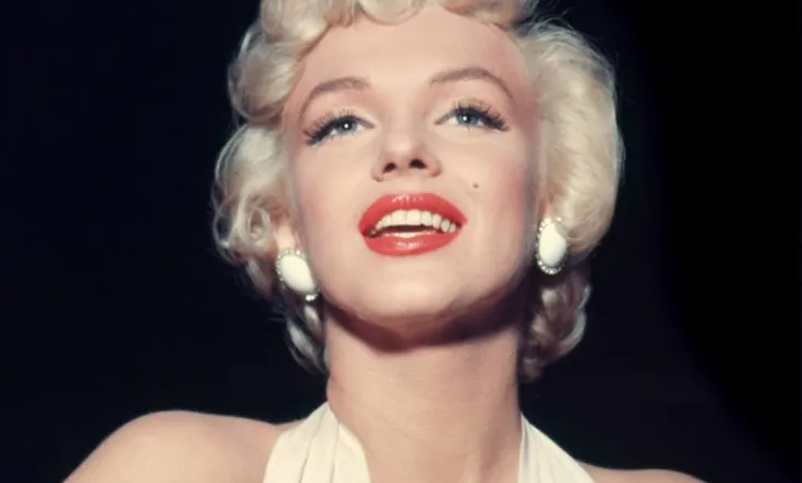 Monroe – grave: Ju jeni të bukura. Shoqëria është e shëmtuar!