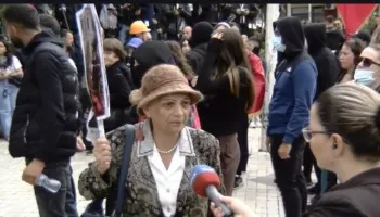 “Mos i bëni nënat me lot!” E moshuara u drejtohet policëve: Dilni të parët në protestë, mos e shisni veten për 2500 euro