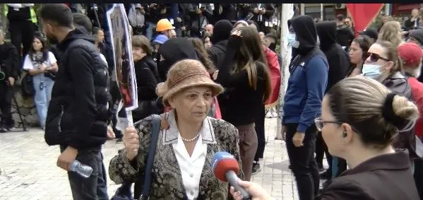 “Mos i bëni nënat me lot!” E moshuara u drejtohet policëve: Dilni të parët në protestë, mos e shisni veten për 2500 euro