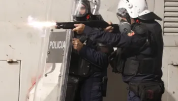 Mos i kurseni!’/ BIRN: Plumbat e gomës kundër protestuesve dhe gazetarëve