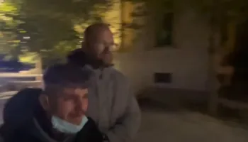 ‘Mos më ngatërro me veten…’ Aulon Kalaja replikon me Ballën për videon e 17 vjeçarit i cili u dhunua nga policia