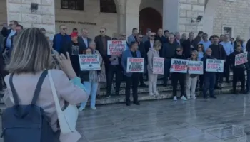 Mos prekni studentët!”/ Pedagogët mblidhen para Universitetit Politeknik, pritet marshimi drejt Kuvendit