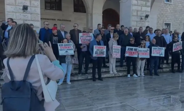 Mos prekni studentët!”/ Pedagogët mblidhen para Universitetit Politeknik, pritet marshimi drejt Kuvendit