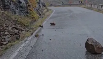 Moti i keq përfshin Kukësin, reshje dëbore në zonat malore dhe rënie gurësh në disa akse rrugore
