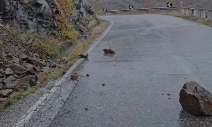 Moti i keq përfshin Kukësin, reshje dëbore në zonat malore dhe rënie gurësh në disa akse rrugore