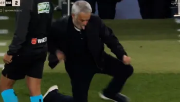 Mourinho ndez “Camp Nou” me festimin e shfrenuar të tij; në gjunjë dhe me gjuhën jashtë