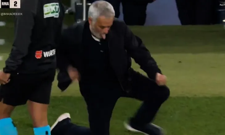 Mourinho ndez “Camp Nou” me festimin e shfrenuar të tij; në gjunjë dhe me gjuhën jashtë