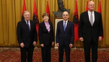 “Mundësi bashkëpunimi në shumë fusha”- Presidenti Begaj dekoron dy senatorët amerikanë me “Urdhrin e Shqiponjës”: Aleanca jonë, më e fortë se kurrë!
