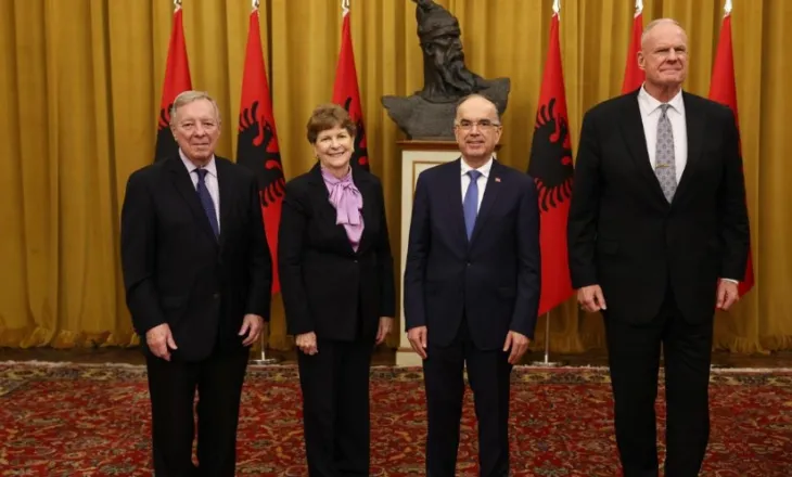 “Mundësi bashkëpunimi në shumë fusha”- Presidenti Begaj dekoron dy senatorët amerikanë me “Urdhrin e Shqiponjës”: Aleanca jonë, më e fortë se kurrë!
