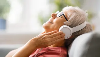 Muzika si ilaç: Si ndikon te truri dhe shëndeti ynë?