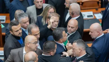 “Na kanë fyer dhe sulmuar fizikisht”/ PS kërkon përjashtimin e deputetëve të PD (EMRAT)