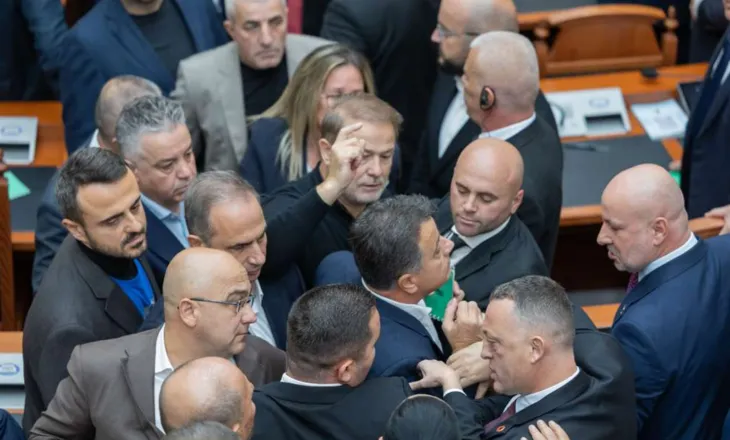 “Na kanë fyer dhe sulmuar fizikisht”/ PS kërkon përjashtimin e deputetëve të PD (EMRAT)