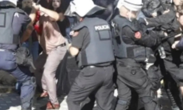 Na rrëmbyen në mes të sheshit’/ Shtetasi amerikan denoncon ndalimin nga burrat me të zeza në Tiranë