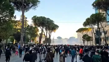 Ndalesa e rrallës është Kryministria, protestuesit “breshëri” gurësh drejt godinës