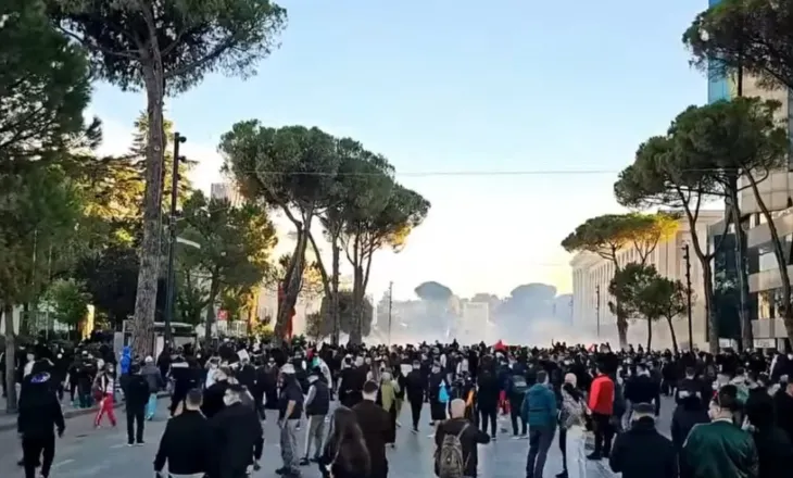 Ndalesa e rrallës është Kryministria, protestuesit “breshëri” gurësh drejt godinës