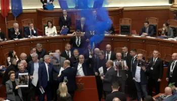 Ndërpriten diskutimet! Kuvendi kalon direkt në votim, opozita ndez tymuese dhe flakadanë