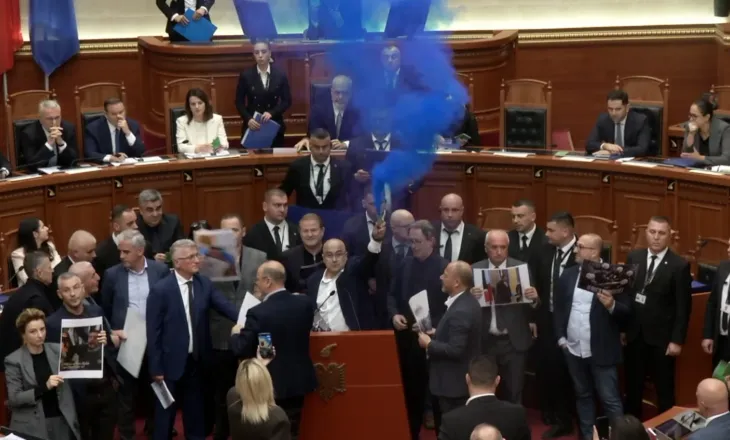 Ndërpriten diskutimet! Kuvendi kalon direkt në votim, opozita ndez tymuese dhe flakadanë