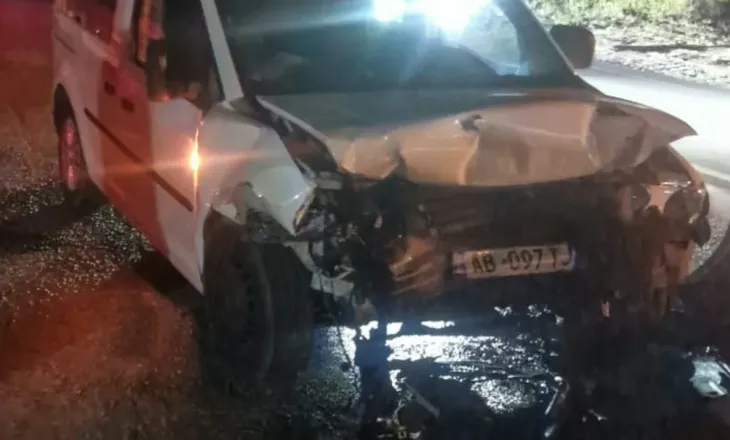 Ndërron jetë një pasagjerja pas përplasjes së makinave në rrugën Peqin–Elbasan,