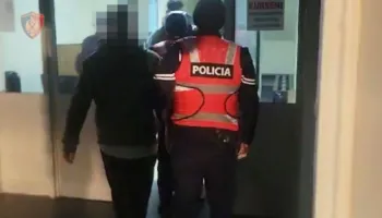 Ndërronte vazhdimisht vendbanimin/ Policia vë në pranga 27 vjeçarin që shiste drogë në shkolla