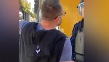 Ndodh edhe kjo! Protestuesi ‘i lutet’ policit: Më godit, se më vjen zor të iki pa shenja në shtëpi!
