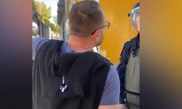 Ndodh edhe kjo! Protestuesi ‘i lutet’ policit: Më godit, se më vjen zor të iki pa shenja në shtëpi!