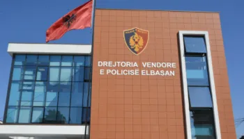 Ndodh në Elbasan: Maskohen si policë dhe grabisin banesën, ‘braktisin’ makinat gjatë arratisjes!